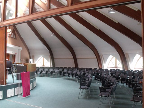 üres konferenciaterem, székek, organikus építészet